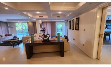 VENDO CHALET DE CATEGORIA PREMIUM EN BARRIO DALVIAN MENDOZA