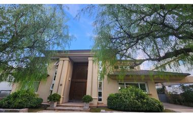 VENDO CHALET DE CATEGORIA PREMIUM EN BARRIO DALVIAN MENDOZA