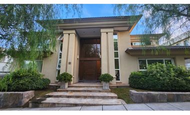 VENDO CHALET DE CATEGORIA PREMIUM EN BARRIO DALVIAN MENDOZA