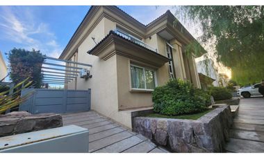 VENDO CHALET DE CATEGORIA PREMIUM EN BARRIO DALVIAN MENDOZA