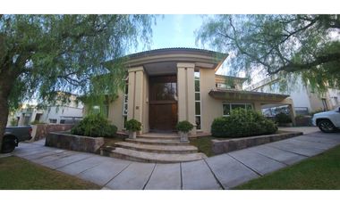 VENDO CHALET DE CATEGORIA PREMIUM EN BARRIO DALVIAN MENDOZA