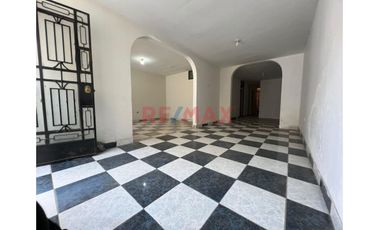 🏡✨ ¡Vendo Casa De 2 Pisos Con Gran Potencial De Inversión En Ciudad Del Deporte  Ventanilla! ✨🏡