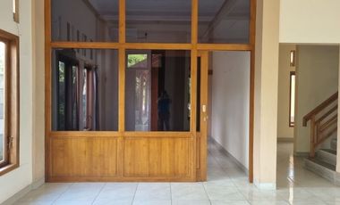 RUMAH MEWAH 2 LANTAI DENGAN TANAH YANG SANGAT LUAS DI PURWOREJO