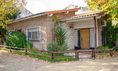 Casa de 3 ambientes con cochera en venta en Martinez