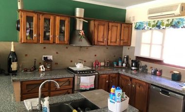 HERMOSA CASA EN VENTA CON 3 HABITACIONES, PILETA Y QUINCHO, QUILMES 1900 -TEMPERLEY-