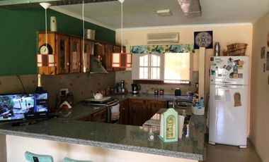 HERMOSA CASA EN VENTA CON 3 HABITACIONES, PILETA Y QUINCHO, QUILMES 1900 -TEMPERLEY-