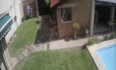 HERMOSA CASA EN VENTA CON 3 HABITACIONES, PILETA Y QUINCHO, QUILMES 1900 -TEMPERLEY-