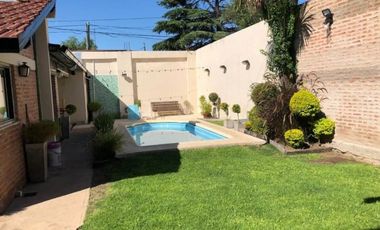 HERMOSA CASA EN VENTA CON 3 HABITACIONES, PILETA Y QUINCHO, QUILMES 1900 -TEMPERLEY-
