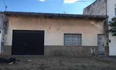 Venta - La Tablada - Casa A Refaccion Con Dos Departamentos Y Local Comercial