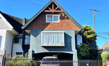 Impecable casa esquina en calle San martin