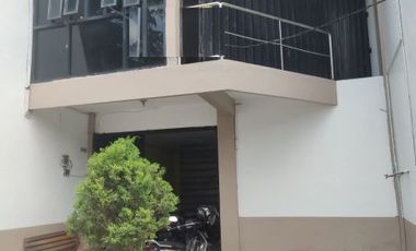 Rumah usaha dijual atau disewakan Dukuh Kupang Barat Surabaya