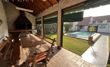Venta de casa 3 ambientes con fondo libre y piscina en Don Bosco (21581)