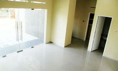 Di Sewakan Rumah Besar Siap Huni 4 Kamar Posisi HOEK di Antapani Bandung