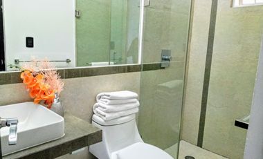 Depa de 3 recamaras con 3 baños completos climatizados y amueblado cuenta con alberca, vista al mar y a la isla de sacrificios en el piso 4.de a 128 m2 y 7:30 mts de frente al boulevard Manuel Ávila Camacho .