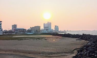 Depa de 3 recamaras con 3 baños completos climatizados y amueblado cuenta con alberca, vista al mar y a la isla de sacrificios en el piso 4.de a 128 m2 y 7:30 mts de frente al boulevard Manuel Ávila Camacho .