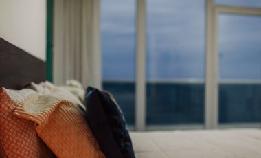 Depa de 3 recamaras con 3 baños completos climatizados y amueblado cuenta con alberca, vista al mar y a la isla de sacrificios en el piso 4.de a 128 m2 y 7:30 mts de frente al boulevard Manuel Ávila Camacho .