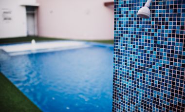 Depa de 3 recamaras con 3 baños completos climatizados y amueblado cuenta con alberca, vista al mar y a la isla de sacrificios en el piso 4.de a 128 m2 y 7:30 mts de frente al boulevard Manuel Ávila Camacho .