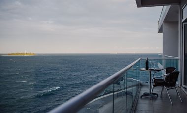 Depa de 3 recamaras con 3 baños completos climatizados y amueblado cuenta con alberca, vista al mar y a la isla de sacrificios en el piso 4.de a 128 m2 y 7:30 mts de frente al boulevard Manuel Ávila Camacho .