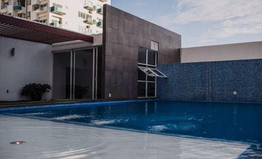 Depa de 3 recamaras con 3 baños completos climatizados y amueblado cuenta con alberca, vista al mar y a la isla de sacrificios en el piso 4.de a 128 m2 y 7:30 mts de frente al boulevard Manuel Ávila Camacho .