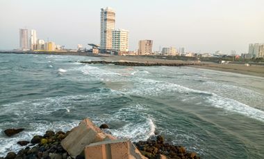 Depa de 3 recamaras con 3 baños completos climatizados y amueblado cuenta con alberca, vista al mar y a la isla de sacrificios en el piso 4.de a 128 m2 y 7:30 mts de frente al boulevard Manuel Ávila Camacho .