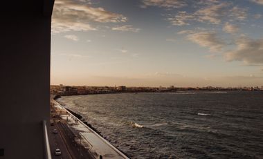 Depa de 3 recamaras con 3 baños completos climatizados y amueblado cuenta con alberca, vista al mar y a la isla de sacrificios en el piso 4.de a 128 m2 y 7:30 mts de frente al boulevard Manuel Ávila Camacho .