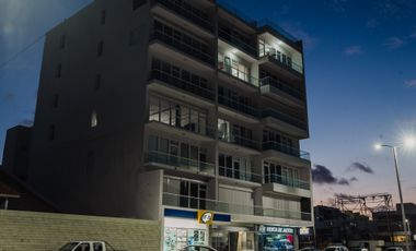 Depa de 3 recamaras con 3 baños completos climatizados y amueblado cuenta con alberca, vista al mar y a la isla de sacrificios en el piso 4.de a 128 m2 y 7:30 mts de frente al boulevard Manuel Ávila Camacho .