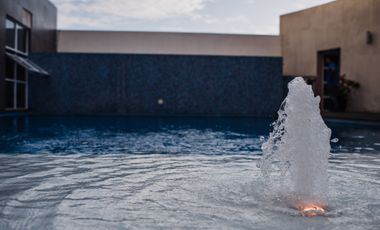 Depa de 3 recamaras con 3 baños completos climatizados y amueblado cuenta con alberca, vista al mar y a la isla de sacrificios en el piso 4.de a 128 m2 y 7:30 mts de frente al boulevard Manuel Ávila Camacho .