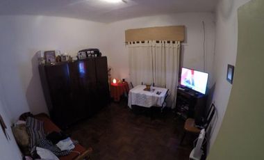 CASA S/LOTE DE 8,66x50 IDEAL 2 FLIAS. O PARA DUPLEX/TRIPLEX. FONDO DE USO COMUN CON PISCINA.