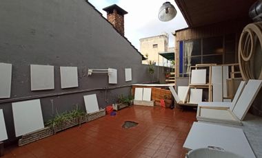 CASA S/LOTE DE 8,66x50 IDEAL 2 FLIAS. O PARA DUPLEX/TRIPLEX. FONDO DE USO COMUN CON PISCINA.