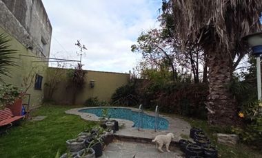 CASA S/LOTE DE 8,66x50 IDEAL 2 FLIAS. O PARA DUPLEX/TRIPLEX. FONDO DE USO COMUN CON PISCINA.