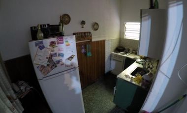CASA S/LOTE DE 8,66x50 IDEAL 2 FLIAS. O PARA DUPLEX/TRIPLEX. FONDO DE USO COMUN CON PISCINA.