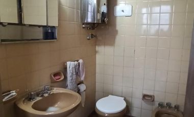 CASA S/LOTE DE 8,66x50 IDEAL 2 FLIAS. O PARA DUPLEX/TRIPLEX. FONDO DE USO COMUN CON PISCINA.