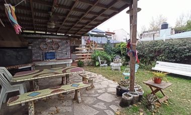CASA S/LOTE DE 8,66x50 IDEAL 2 FLIAS. O PARA DUPLEX/TRIPLEX. FONDO DE USO COMUN CON PISCINA.