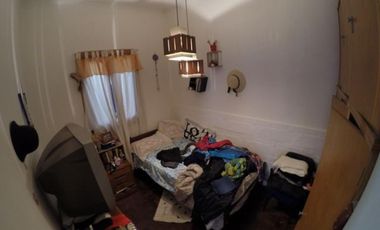 CASA S/LOTE DE 8,66x50 IDEAL 2 FLIAS. O PARA DUPLEX/TRIPLEX. FONDO DE USO COMUN CON PISCINA.