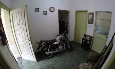 CASA S/LOTE DE 8,66x50 IDEAL 2 FLIAS. O PARA DUPLEX/TRIPLEX. FONDO DE USO COMUN CON PISCINA.