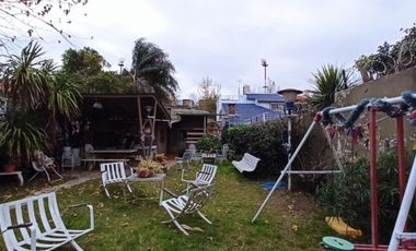 CASA S/LOTE DE 8,66x50 IDEAL 2 FLIAS. O PARA DUPLEX/TRIPLEX. FONDO DE USO COMUN CON PISCINA.