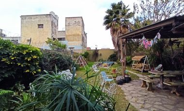 CASA S/LOTE DE 8,66x50 IDEAL 2 FLIAS. O PARA DUPLEX/TRIPLEX. FONDO DE USO COMUN CON PISCINA.