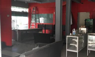 Venta Locales Comerciales en Esquina Santa Catarina $3,350,000