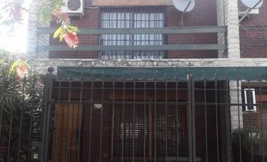 J.L.SUAREZ. DUPLEX 4 AMBIENTES, 3 DORMITORIOS, LIVING, COCINA-COMEDOR, 2 BAÑOS, LAVADERO, ALTILLO,  ENTRADA PARA AUTO, FONDO LIBRE CON QUINCHO Y PARRI
