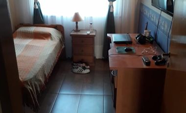 J.L.SUAREZ. DUPLEX 4 AMBIENTES, 3 DORMITORIOS, LIVING, COCINA-COMEDOR, 2 BAÑOS, LAVADERO, ALTILLO,  ENTRADA PARA AUTO, FONDO LIBRE CON QUINCHO Y PARRI
