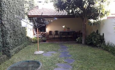 J.L.SUAREZ. DUPLEX 4 AMBIENTES, 3 DORMITORIOS, LIVING, COCINA-COMEDOR, 2 BAÑOS, LAVADERO, ALTILLO,  ENTRADA PARA AUTO, FONDO LIBRE CON QUINCHO Y PARRI