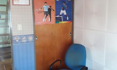 J.L.SUAREZ. DUPLEX 4 AMBIENTES, 3 DORMITORIOS, LIVING, COCINA-COMEDOR, 2 BAÑOS, LAVADERO, ALTILLO,  ENTRADA PARA AUTO, FONDO LIBRE CON QUINCHO Y PARRI