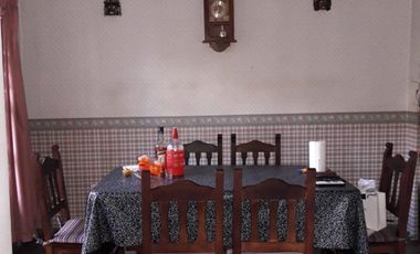J.L.SUAREZ. DUPLEX 4 AMBIENTES, 3 DORMITORIOS, LIVING, COCINA-COMEDOR, 2 BAÑOS, LAVADERO, ALTILLO,  ENTRADA PARA AUTO, FONDO LIBRE CON QUINCHO Y PARRI