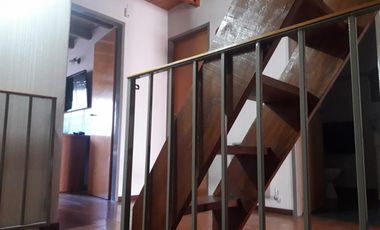J.L.SUAREZ. DUPLEX 4 AMBIENTES, 3 DORMITORIOS, LIVING, COCINA-COMEDOR, 2 BAÑOS, LAVADERO, ALTILLO,  ENTRADA PARA AUTO, FONDO LIBRE CON QUINCHO Y PARRI