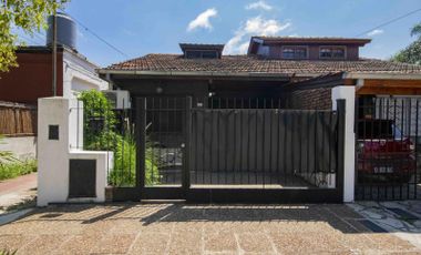Casa de 3 ambientes con cochera en venta en Martínez
