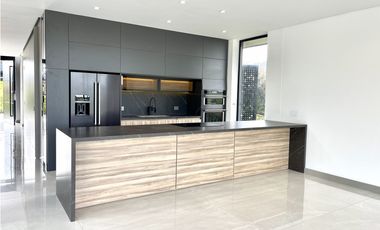 Impresionante casa para estrenar en el Alto de Palmas.