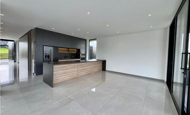 Impresionante casa para estrenar en el Alto de Palmas.