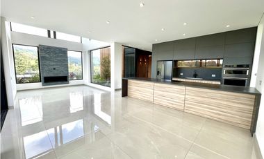 Impresionante casa para estrenar en el Alto de Palmas.