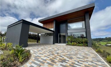 Impresionante casa para estrenar en el Alto de Palmas.