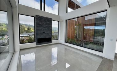 Impresionante casa para estrenar en el Alto de Palmas.